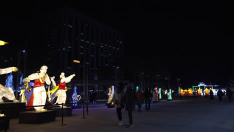 Menschen,-Die-Nachts-Auf-Dem-Gwanghwamun-Platz-An-Atemberaubenden-Laternenvorführungen-Vorbeigehen