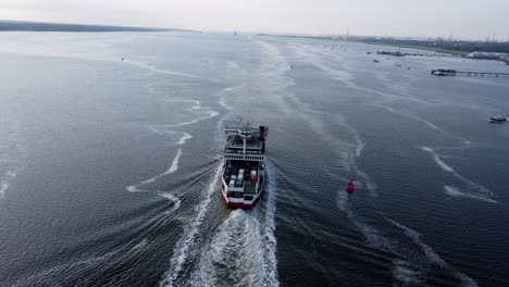 Embudo-Rojo-Ferry-Vela-Southampton-Agua