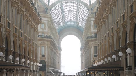 Galleria-Vittorio-Emanuele-Ii-En-La-Ciudad-De-Milán-Con-Multitud-De-Personas,-Vista-De-Mano