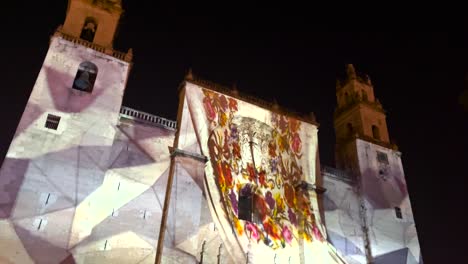 Videomapping-Show-Mit-Traditionellen-Maya-Blumen-In-Der-Kathedrale-Von-Merida-Yucatan