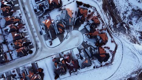 Drohnenaufnahmen-Von-Calgarys-Häusern-Während-Eines-Wunderschönen-Wintersonnenaufgangs
