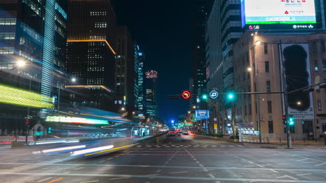 Seoul-City-Centre-Nacht-Autoverkehr-Zeitraffer-An-Der-Kreuzung-Der-Gwanghwamun-Station-Gegen-Bürowolkenkratzer---Verkleinern-Bewegung