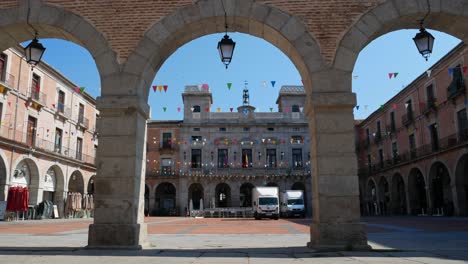 Toma-Estática-De-La-Plaza-Del-Mercado-Chico-En-Ávila-Preparándose-Para-Un-Festival