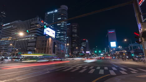 Zeitraffer-Des-Geschäftigen-Nachtverkehrs-In-Der-Innenstadt-An-Der-Kreuzung-Der-Gwanghwamun-Station-Und-Menschen,-Die-Die-Straße-Auf-Dem-Zebrastreifen-überqueren---Statisch