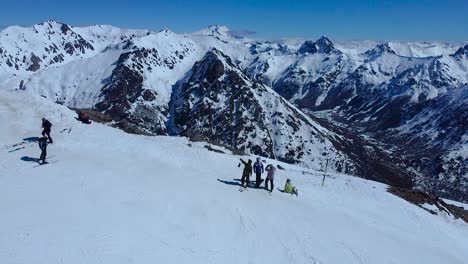 Die-Schneebedeckten-Gipfel-Der-Anden-Zeigen-Sich-Während-Der-Skisaison-Hinter-Dem-Kamm-Des-Cerro-Catedral