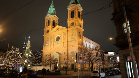 Weihnachtsbeleuchtung-Kirche-Des-Heiligen-Wenzel-Front-Nachtaufnahme