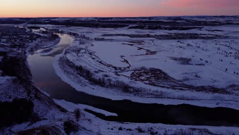 Erkunden-Sie-Die-Schönheit-Des-Wintersonnenaufgangs-Von-Calgary-Von-Oben-Mit-Einer-Drohne