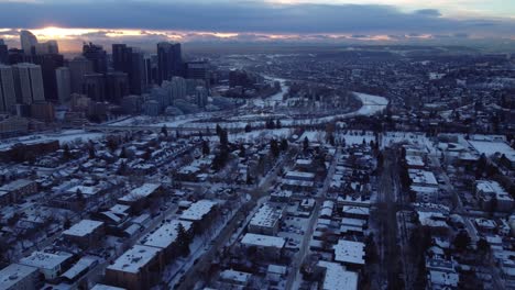 Ein-Winterlicher-Sonnenuntergangsflug-über-Die-Innenstadt-Von-Calgary-Mit-Einer-Drohne