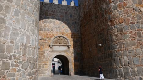 Tiro-Inclinado-Hacia-Abajo-De-La-Puerta-Del-Alcázar-En-La-Ciudad-Fortificada-De-Ávila