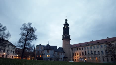 Zeitraffer-Des-Historischen-Residenzschlosses-In-Weimar-Mit-Ziehenden-Wolken