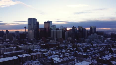Aufnahme-Des-Atemberaubenden-Himmels-Mit-Einer-Fliegenden-Drohne-In-Der-Innenstadt-Von-Calgary-Während-Eines-Wintersonnenuntergangs