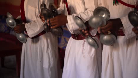Manos-Moviendo-Instrumentos-Durante-Una-Danza-Ritual-Tribal-En-Marruecos-Por-Una-Tribu-Africana