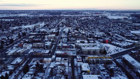 Ein-Winterlicher-Sonnenuntergang,-Der-Von-Oben-Mit-Einer-Fliegenden-Drohne-In-Der-Innenstadt-Von-Calgary-Betrachtet-Wird
