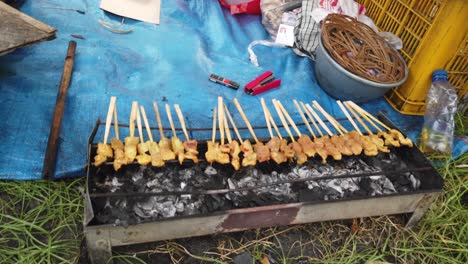 Sate,-Comida-Callejera-Indonesia,-Carne-Asada-A-La-Parrilla,-Bali,-Refrigerio-Local,-Brocheta,-Brocheta-A-La-Parrilla