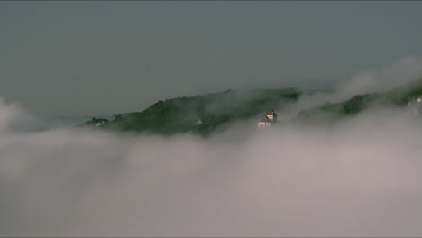 Amplio-Valle-Con-El-Castillo-De-Castelnaud-En-Las-Nubes-Temprano-En-La-Mañana,-Francia---Dordogne