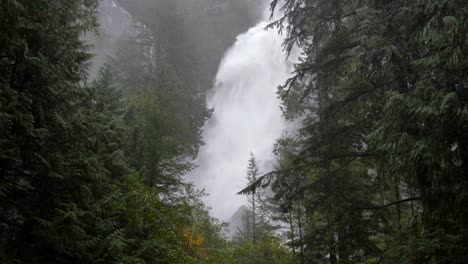 Massives-Fließen-Des-Wasserfalls-Auf-Dem-Waldberg-Bei-Sonnenaufgang