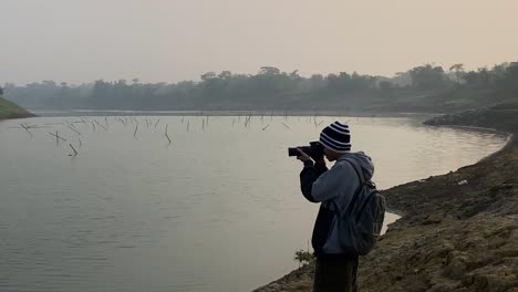 Profil-Mittlere-Nahaufnahme-Eines-Mannes,-Der-Fotografen-Eines-Verschmutzten-Flusses-In-Sylhet-Macht