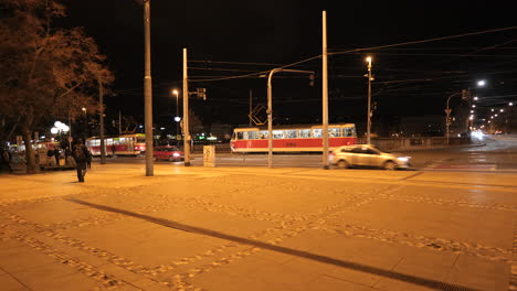 Prager-Straßenbahn,-Die-Nachts-An-Einer-Belebten-Kreuzung-Abbiegt-Kamerafahrt