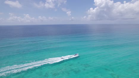 Barco-En-El-Caribe-Turquesa-Tirando-De-Una-Moto-Acuática