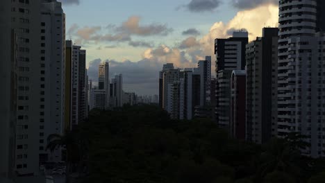 Boa-Viagem-Recife-Goldener-Sonnenaufgang-Zeitraffer-Stadtbild-Aufnahme-Eines-Dichten-Baumdachs-Umgeben-Von-Riesigen-Modernen-Städtischen-Wolkenkratzern-Kilometerweit-Im-Bundesstaat-Pernambuco-Im-Nordosten-Brasiliens