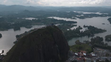 Luftüberblendungen-Des-Berühmten-Felsens-Von-Guatapé-In-Antioquia-Kolumbien-3
