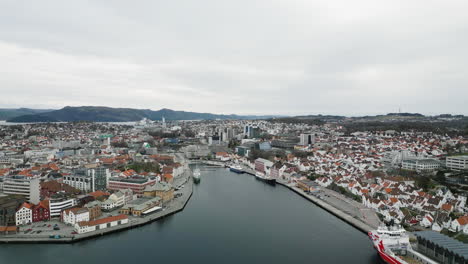 Vista-Aérea-Del-Famoso-Barrio-Histórico-De-Stavanger,-Rogaland,-Noruega