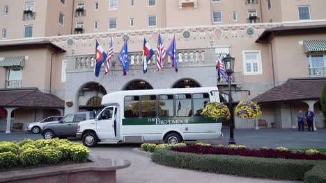 Front-entrance-of-the-Broadmoor-Hotel-in-Colorado-Springs-Colorado