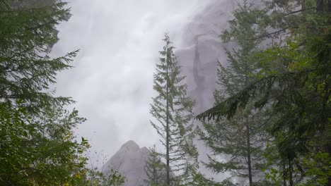 Extreme-Kraft-Des-Wasserfalls,-Der-Aus-Steilen-Bergen-Fließt