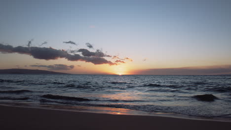 Hermosa-Puesta-De-Sol-Sobre-Wailea-Beach-Resort-En-Maui,-Hawaii,-Estados-Unidos