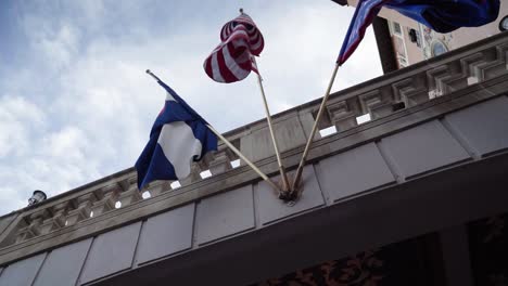 Tiro-Estabilizado-En-ángulo-Bajo-De-Banderas-Internacionales-En-La-Entrada-De-Un-Hotel