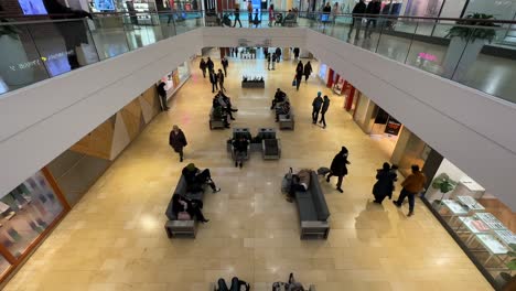 Vista-Interior-De-Una-Sección-Del-Centro-Comercial-Square-One-En-Mississauga,-Ontario