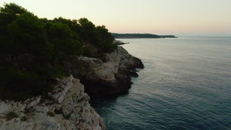 Eine-Drohne-Schoss-über-Die-Klippen-In-Kroatien