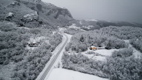 Carretera-Nacional-13-A-Través-De-Un-Paisaje-Boscoso-Blanco-Cubierto-De-Nieve,-Noruega