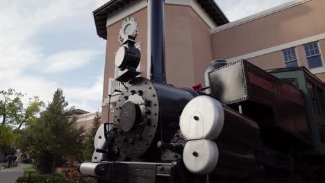 Schuss-Eines-Alten-Dampfzugmaschinen-museumsstücks-Befindet-Sich-Im-Broadmoor-Hotel-In-Colorado-Springs-Colorado
