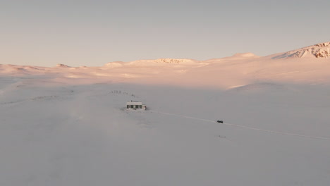 Cabaña-En-Paisaje-Montañoso-Nevado-Durante-La-Puesta-De-Sol,-Carro-Hacia-Adelante