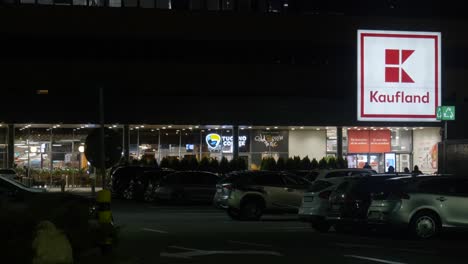 Estacionamiento-Del-Supermercado-Kaufland-Por-La-Noche