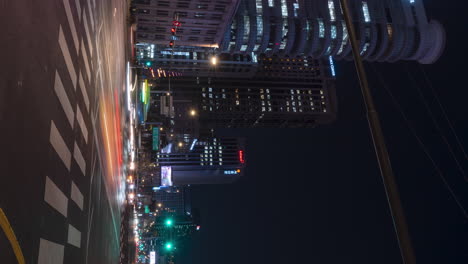 Seoul-Nacht-Autoverkehr-Auf-Der-Sejong-daero-Und-Jong-ro-Straße-Gwanghwamun-Station-Kreuzung---Vertikal-Statisch