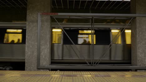 Llegada-Del-Tren-Subterráneo-A-La-Estación-De-Metro