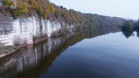 Travelling-forward-over-the-water-approaching-a-white-cliff,-Dordogne-River,-Bac-de-Sors---France
