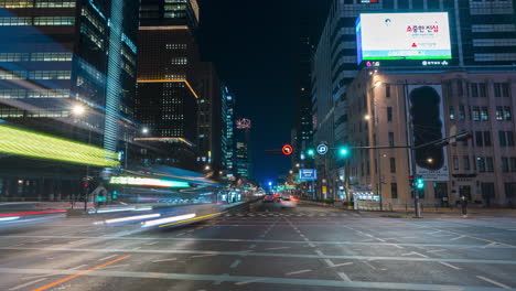 Timelapse-Del-Tráfico-De-La-Ciudad-De-La-Noche-De-Seúl-En-El-Cruce-De-Las-Carreteras-Sejong-daero-Y-Jong-ro-Por-La-Estación-De-Gwanghwamun---Movimiento-De-Zoom