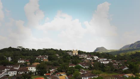 Religiöses-Kreuz-Und-Alte-Barocke-Katholische-Kirche-In-Einem-Kleinen-Dorf-Im-Dschungel