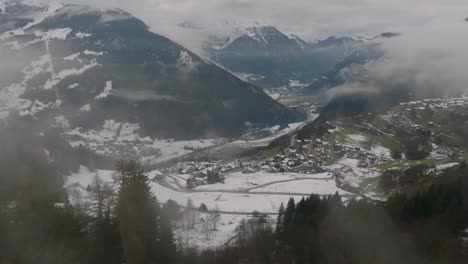 Fliegen-über-Dem-Schneebedeckten-Dorf-Verbier,-Schweiz