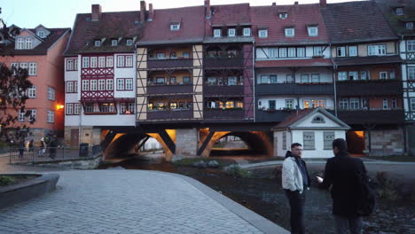 Vista-Exterior-De-Las-Casas-Del-Puente-De-Los-Comerciantes-Sobre-El-Río-Gera-En-Erfurt