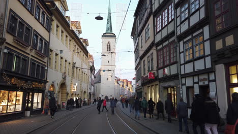 Calle-Peatonal-En-El-Casco-Antiguo-De-Erfurt-Con-Torre-Junto-Al-Edificio-Antiguo