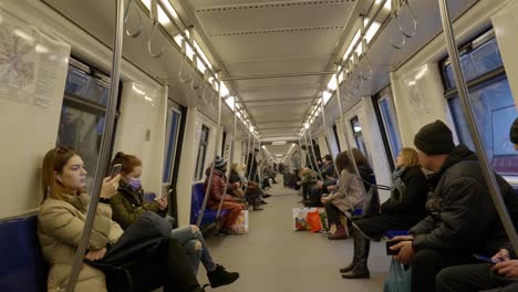 Gente-Dentro-Del-Vagón-De-Tren-De-Metro-Cuando-Sale-De-La-Estación