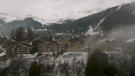 Fliegen-über-Dem-Schneebedeckten-Dorf-Verbier,-Schweiz