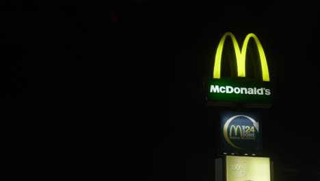 Logotipo-De-La-Empresa-Mcdonald&#39;s-En-La-Noche