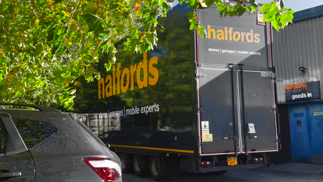 Halfords-Lieferwagen,-Geschäft-Und-Laden