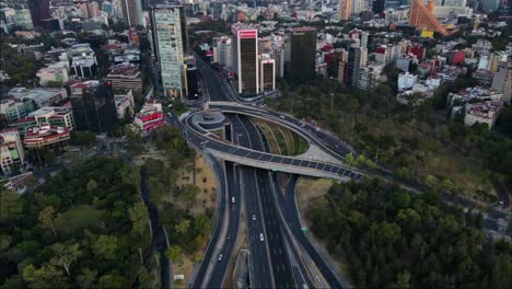 Vista-Panorámica-De-Drones-De-Paisajes-Urbanos-En-El-Oeste-De-La-Ciudad-De-México-En-Una-Noche