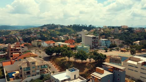 Drone-Volando-Alrededor-De-La-Estatua-Del-Cristo-Redentor-Ubicada-En-Una-Ciudad-Interior-Brasileña-En-El-Estado-De-Minas-Gerais